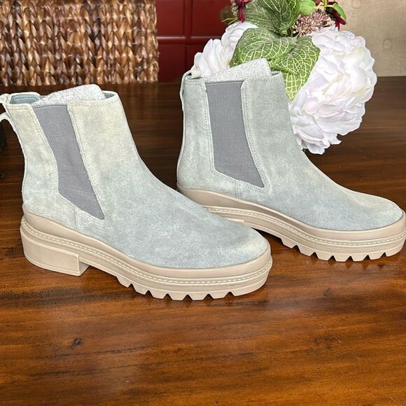 Bernardo Dove Sand Split Suede Chelsea Boots Women's Size 7M - BRAND NEW - Picture 1 of 7